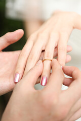 プロポーズの瞬間｜婚約指輪を贈る手元のクローズアップ