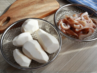 里芋といかの料理の下ごしらえ