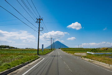 日本の九州の鹿児島の指宿の正面から見る開門岳と道路の景色