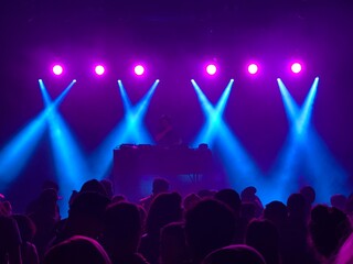 Obraz premium DJ on Stage with silhouette audience - 9