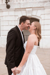 Naklejka premium Engaged couple laughing in front of the DIA in Detroit, MI