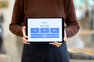 카페에서 팁 결제를 위해 태블릿을 들고있는 종업원