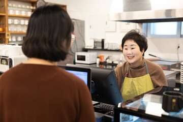 은퇴후 카페에 재취업후 고객응대를 하는 어르신