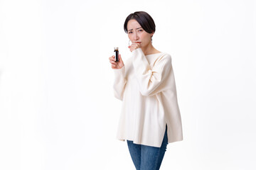 ドリンクを持ち体調不良を訴える日本人女性