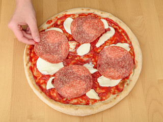 Apetyczna włoska pizza z salami pepperoni i serem mozzarella  © Paweł Kacperek