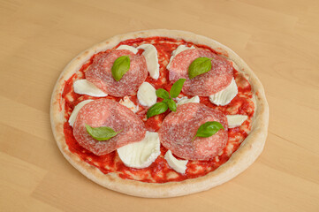 Włoska pizza neapolitańska z mozzarellą i salami, włoska kuchnia, pizza z bazylią  © Paweł Kacperek