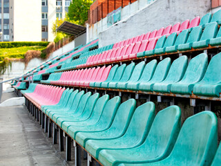 Obraz premium Vibrant seating arrangement in a modern sports venue on a sunny day