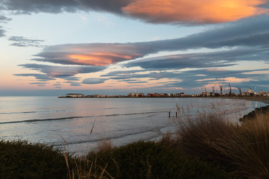 Sunset in the coastal town of Timaru with spectacular colours at the beach side and stunning ocean views (Timaru, South Island, New Zealand)