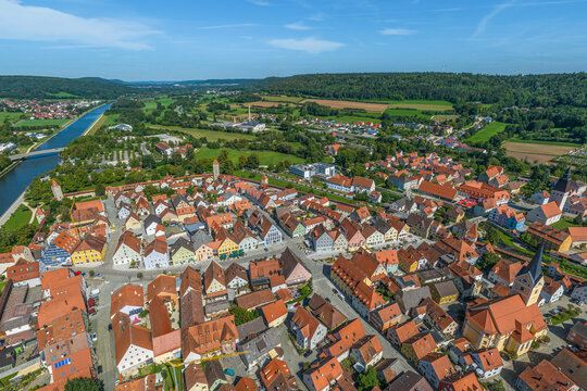 Ausblick auf das sommerliche St&auml;dtchen Berching am Main-Donau-Kanal im Sulztal
