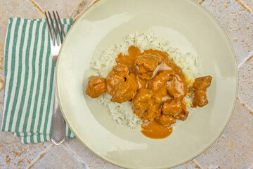 curry d'agneau et riz thaï dans une assiette