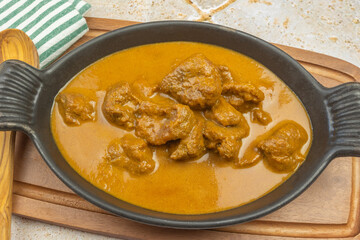 plat de curry d'agneau, en gros plan.