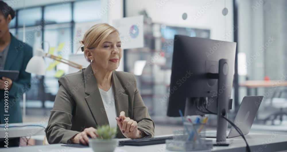 Aufkleber Middle Aged Project Manager Schedules Tasks on Desktop Computer, Using Online Project Management Software. Female Ensures the Project Stays on Track and Meet Budget and Deadlines
