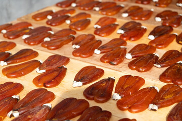 Making process of fresh mullet roe, dried using sun exposure and shade drying.