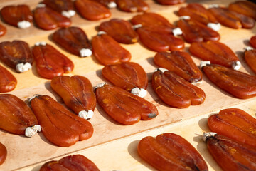 Making process of fresh mullet roe, dried using sun exposure and shade drying.