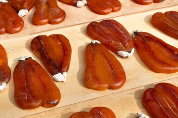 Making process of fresh mullet roe, dried using sun exposure and shade drying.