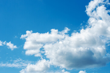 Obraz premium blue sky background with white clouds