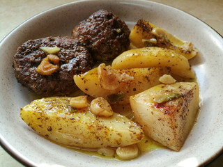 Βurgers with potatoes and garlic roasted in wood oven