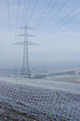 Strommast / Hochspannungsleitung / Hochspannungsmast (Überlandleitung) in eisiger Winterlandschaft - Elektrizität