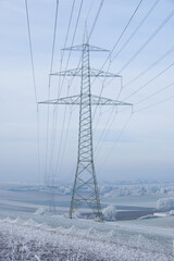 Strommast / Hochspannungsleitung / Hochspannungsmast (Überlandleitung) in eisiger Winterlandschaft - Elektrizität