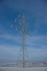 Details an einem Hochspannungsmast im Winter: Vereiste Isolatoren - Elektrizität / Überlandleitung / Stromleitung