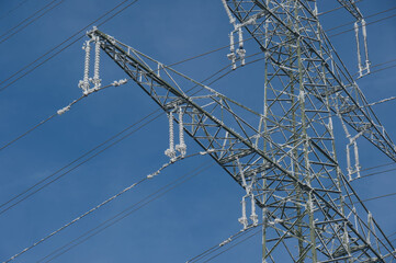 Details an einem Hochspannungsmast im Winter: Vereiste Isolatoren - Elektrizität / Überlandleitung / Stromleitung