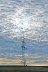 Strommast / Hochspannungsleitung / Hochspannungsmast (Überlandleitung) mit dramatischem Wolkenhimmel