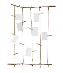 Obraz premium 나뭇가지 집게에 걸려있는 빈 종이 메모지 목업 Blank Paper Hanging on Branch with Wooden Clip Mock up