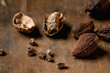 Black cardamom whole and seeds