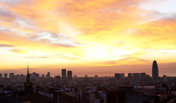 Amanecer en la ciudad de Barcelona