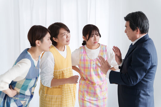 園長に給料の交渉をする保育士