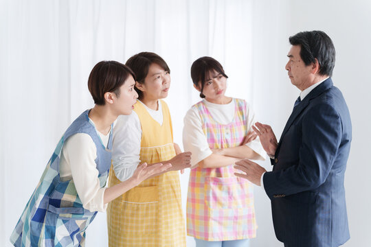 園長に給料の交渉をする保育士