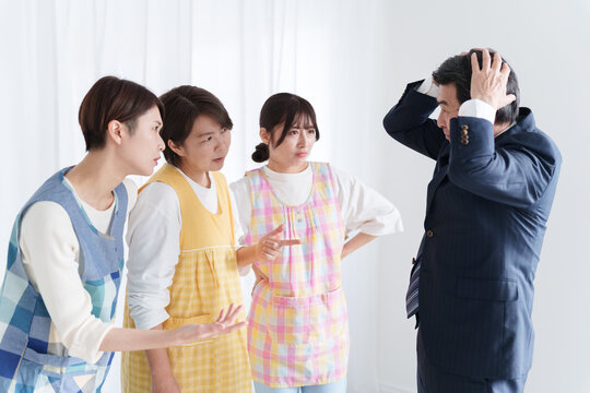 園長に給料の交渉をする保育士