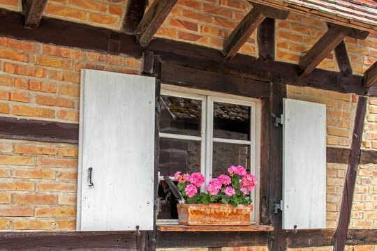 Fen&ecirc;tre avec volets et bac &agrave; fleurs	