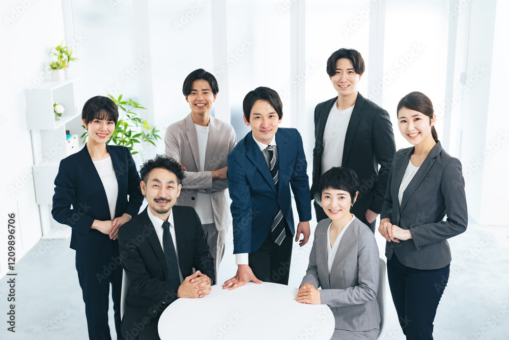 Aufkleber ビジネス、ビジネスマン、ビジネスウーマン、ビジネスチーム、グループ、集合写真、会社員、チームワーク、大勢、オフィス、企業、サポート、スタッフ、テーブル、経営者、起業、スタートアップ、人材、仲間、パートナー、チーム、複数、多人数、アドバイザー、サービス、笑顔、カメラ目線、コピースペース、経営、マネジメント、世代、ミドル、部下、上司、採用、職場、スーツ、日本人、男性、女性、ビジネスパーソン、俯瞰、同僚