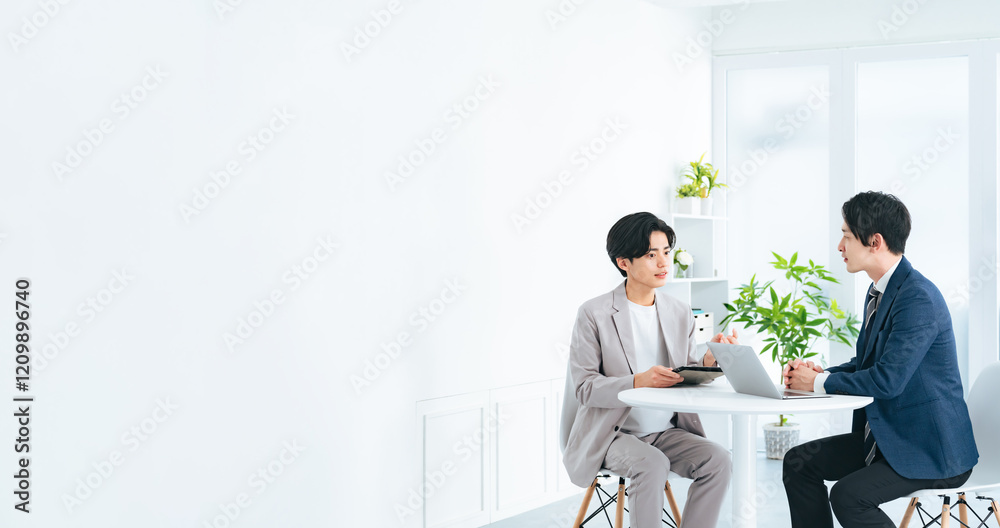 Poster ビジネスマン、ビジネス、打ち合わせ、会社員、会話、話す、男性、オフィス、会議、ミーティング、日本人、若手、若い、商談、交渉、人材、チームワーク、ロビー、イケメン、スーツ、カジュアル、企業、フリーアドレス、パートナー、上司、部下、Z世代、指導、新人、インターン、新入社員、採用、面談、質問、考える、面接、明るい、職場、笑顔、談笑、相談、ビジネスパーソン、説明、研修、顧問、税理士、弁護士、面会、二人、人