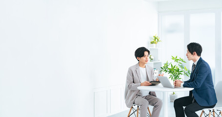 ビジネスマン、ビジネス、打ち合わせ、会社員、会話、話す、男性、オフィス、会議、ミーティング、日本人、若手、若い、商談、交渉、人材、チームワーク、ロビー、イケメン、スーツ、カジュアル、企業、フリーアドレス、パートナー、上司、部下、Z世代、指導、新人、インターン、新入社員、採用、面談、質問、考える、面接、明るい、職場、笑顔、談笑、相談、ビジネスパーソン、説明、研修、顧問、税理士、弁護士、面会、二人、人