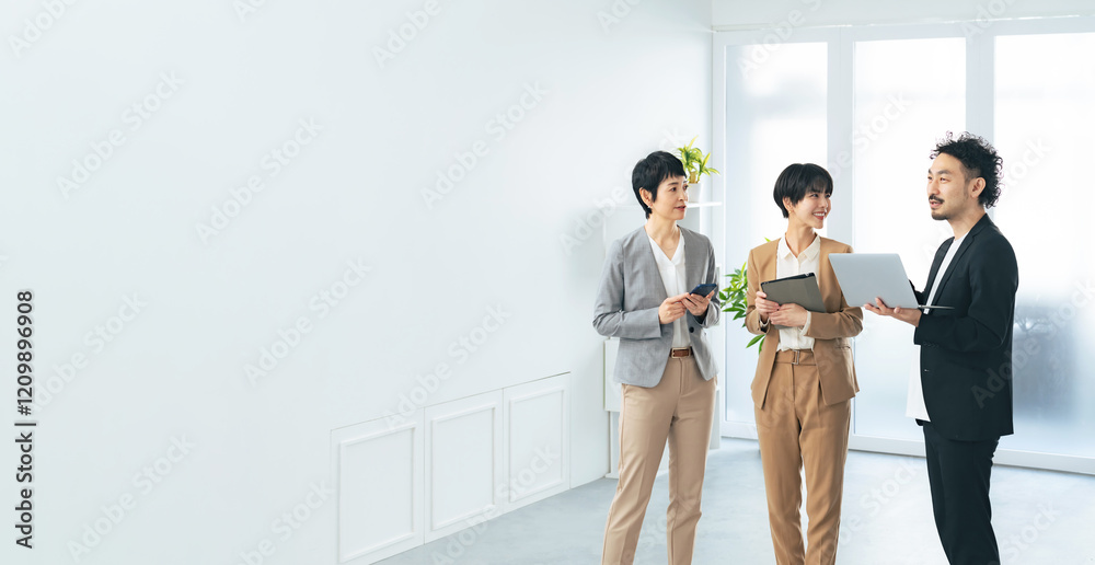Poster ビジネス、チーム、会議、ミーティング、話す、画面、プロジェクター、プレゼンテーション、提案、グループ、相談、企画、プロジェクト、チームワーク、仲間、企業、経営、立ち話、ノートパソコン、同僚、職場、会話、談笑、テレビ、展示、展示会、商談会、商談、笑顔、日本人、ビジネスウーマン、ビジネスパーソン、ビジネスマン、パートナー、協力、人材、ポジティブ、指さす、スライド、DX、スマホ、タブレット、デジタル、オ