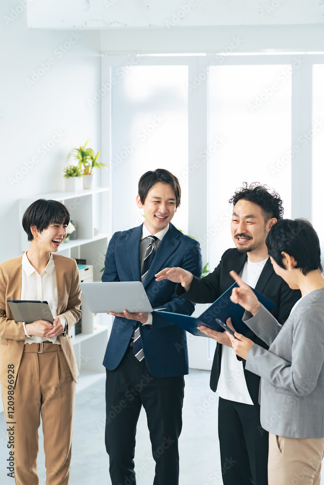 Poster ビジネス、会議、ミーティング、打ち合わせ、話す、仕事、ビジネスウーマン、ビジネスマン、オフィス、グループ、立ち話、日本人、チームワーク、会話、商談、説明、案内、ノートパソコン、dx、人材、エンジニア、