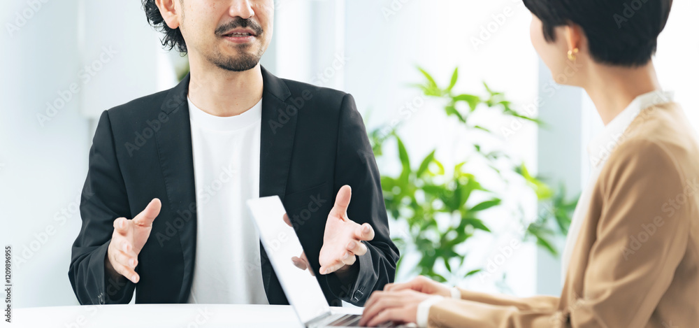 Poster インタビュー、会話、話す、取材、コメント、日本人、説明、ビジネス、解説、男性、ビジネスマン、ジェスチャー、笑顔、口説く、提案、プレゼンテーション、仕事、経営者、社長、ミドル、中年、中高年、商談、記者、質問、コメンテーター、専門家、プロ、スペシャリスト、エキスパート、オフィス、エグゼクティブ、ベンチャー、企業、会社、貫禄、ひげ、おしゃれ、会議、ミーティング、相談、コンサルタント、コンサルティング、打