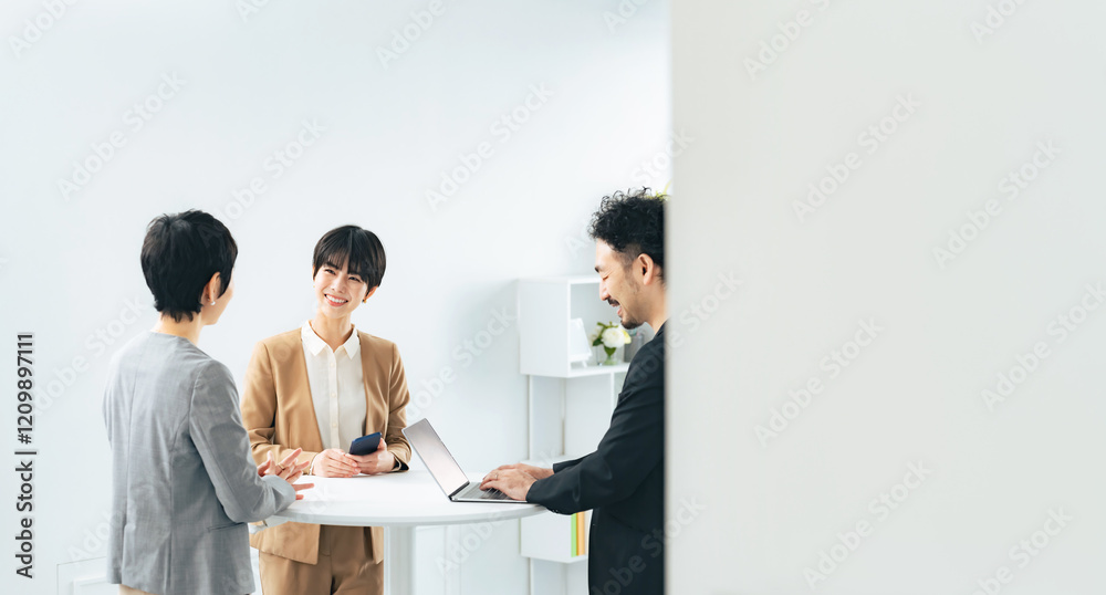 Aufkleber ミーティング、ビジネスマン、ビジネスウーマン、ビジネス、会議、仕事、打ち合わせ、談笑、オフィス、グループ、チームワーク、会話、職場、明るい、元気、ポジティブ、女性、男性、日本人、チーム、ミドル、中年、会社員、企業、人材、仲間、同僚、商談、おしゃべり、ロビー、働く、ビジネスパーソン、笑顔、楽しい、モチベーション、笑う、おしゃれ、コピースペース、爽やか、中高年、カフェ、スタンドアップミーティング、スタ