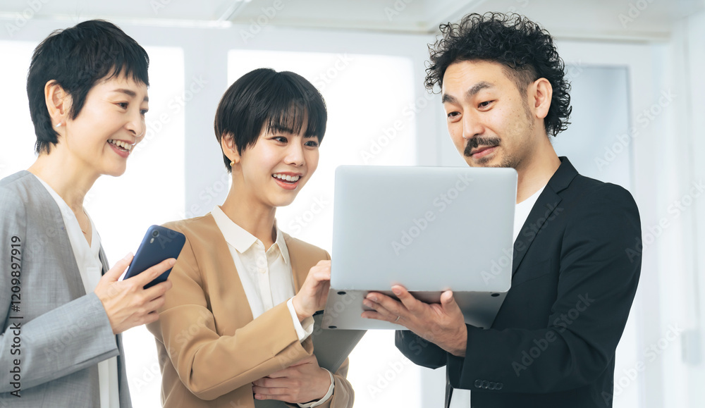 Poster ミーティング、ビジネス、会議、ノートパソコン、会社員、男性、女性、映像、提案、見せる、画面、DX、ミドル、日本人、デザイナー、クリエイティブ、編集、PC、ICT、オフィス、会話、交渉、商談、見積もり、マーケティング、営業、同僚、仲間、パートナー、チームワーク、販売、プレゼンテーション、相談、スマホ、デジタル、デジタルトランスフォーメーション、IT、エンジニア、企業、人材、情報、自慢、データ、動画、