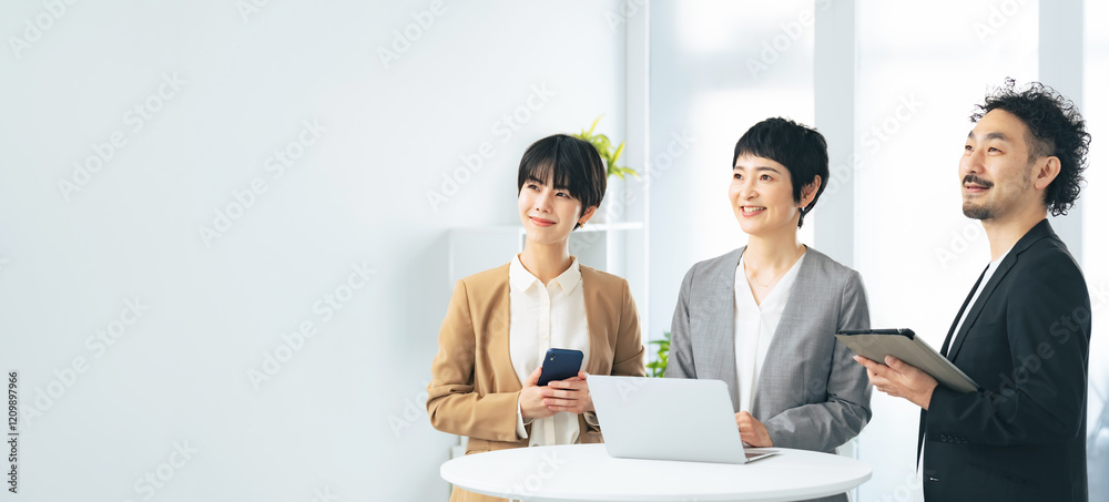 Poster ミーティング、ビジネス、女性、会議、ノートパソコン、会社員、男性、映像、提案、見せる、画面、DX、ミドル、日本人、デザイナー、クリエイティブ、編集、PC、ICT、オフィス、会話、交渉、商談、見積もり、スライド、マーケティング、営業、同僚、顧客、仲間、パートナー、チームワーク、操作、販売、プレゼンテーション、相談、スマホ、デジタル、デジタルトランスフォーメーション、IT、エンジニア、企業、人材、情報