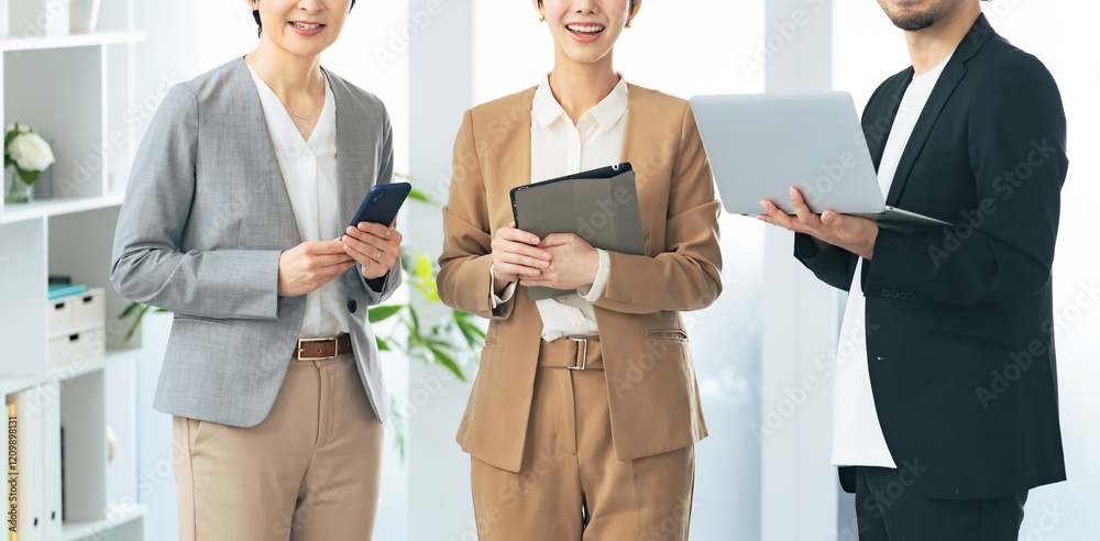 Poster ミーティング、ビジネス、女性、会議、ノートパソコン、会社員、男性、映像、提案、見せる、画面、DX、ミドル、日本人、デザイナー、クリエイティブ、編集、PC、ICT、オフィス、会話、交渉、商談、見積もり、スライド、マーケティング、営業、同僚、顧客、仲間、パートナー、チームワーク、操作、販売、プレゼンテーション、相談、スマホ、デジタル、デジタルトランスフォーメーション、IT、エンジニア、企業、人材、情報