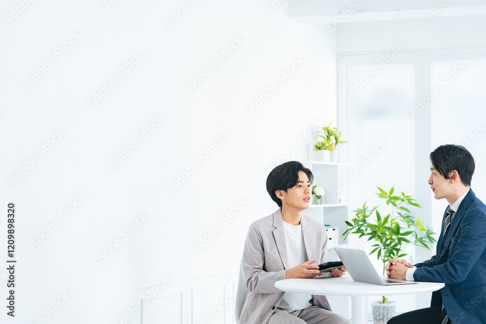Poster 打ち合わせ、会社員、会話、話す、ビジネスマン、ビジネス、オフィス、会議、男性、ミーティング、日本人、若手、若い、商談、交渉、人材、チームワーク、ロビー、イケメン、スーツ、カジュアル、企業、フリーアドレス、パートナー、上司、部下、Z世代、指導、新人、インターン、新入社員、採用、面談、質問、考える、面接、明るい、職場、笑顔、談笑、相談、ビジネスパーソン、説明、研修、顧問、税理士、弁護士、面会、二人、人