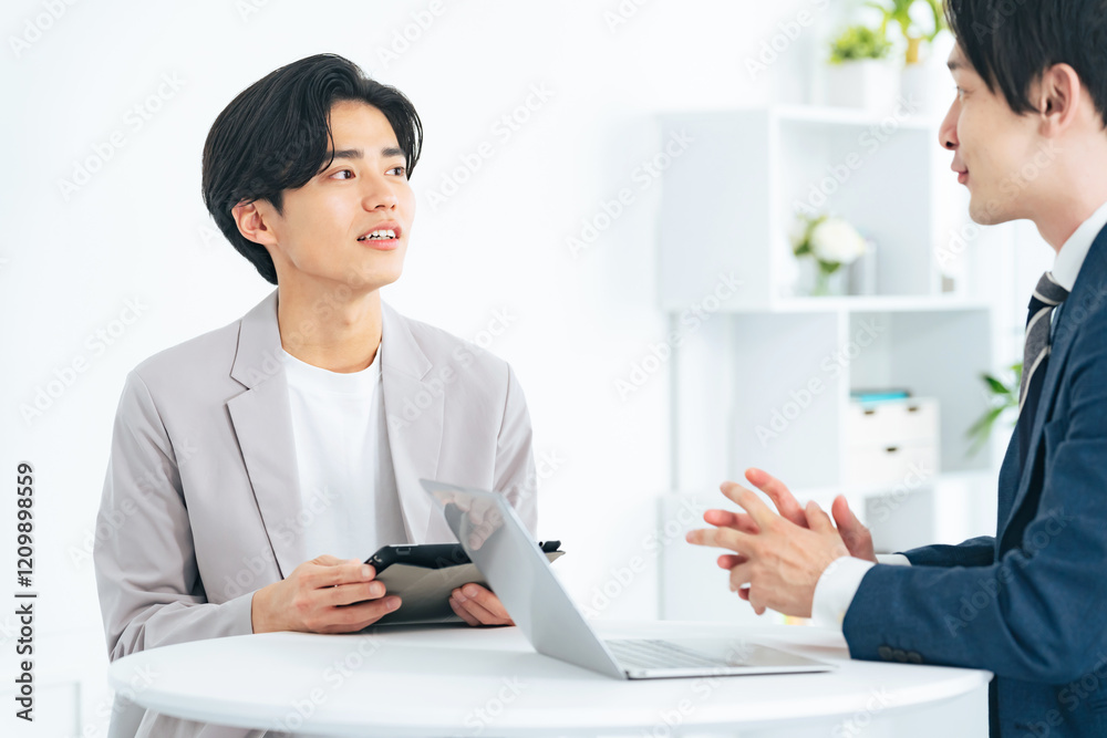 Aufkleber ビジネスマン、ビジネス、打ち合わせ、会社員、会話、話す、男性、オフィス、会議、ミーティング、日本人、若手、若い、商談、交渉、人材、チームワーク、ロビー、イケメン、スーツ、カジュアル、企業、フリーアドレ