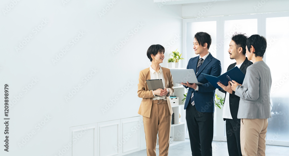 Aufkleber ビジネス、会議、ミーティング、打ち合わせ、話す、仕事、ビジネスウーマン、ビジネスマン、オフィス、グループ、立ち話、日本人、チームワーク、会話、商談、説明、案内、ノートパソコン、DX、人材、エンジニア、上司、部下、報告、笑顔、談笑、スーツ、複数、多人数、男性、女性、ビジネスパーソン、仲間、根回し、ディスカッション、提案、相談、同僚、企業、会社員、サラリーマン、経営、ロビー、室内、職場、デジタル、ER
