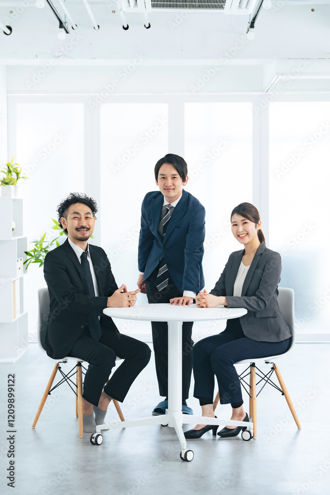 Aufkleber ビジネスパーソン、チームワーク、グループ、ビジネスマン、オフィス、同僚、協力、人材、仕事、職場、会社員、サラリーマン、男性、女性、ビジネスウーマン、経営、マネジメント、室内、インテリア、会議、ミーティング、集合写真、職業、スーツ、ビジネス、コピースペース、広告、接客業、スタッフ、チーム、働く、世代、信頼、自信、団結、複数、プロフェッショナル、日本人、上司、部下、笑顔、会社、パートナー、サポート、サ