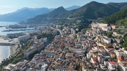 La città di Salerno vista dall'alto. Campania, Italia.
Vista aerea di Salerno, provincia della Campania nel sud Italia che affaccia sul mare Tirreno.