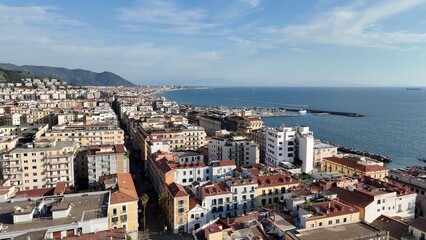 Obraz premium La città di Salerno vista dall'alto. Campania, Italia. Vista aerea di Salerno, provincia della Campania nel sud Italia che affaccia sul mare Tirreno.