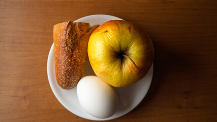 Fresh breakfast items arranged on a round plate in natural light
